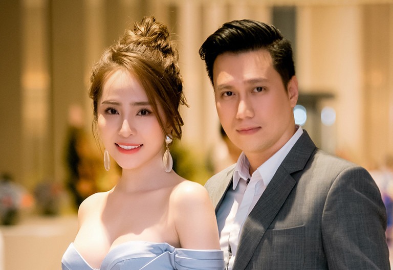 Đang vướng nghi vấn tình cảm với Quỳnh Nga, Việt Anh lộ ảnh 'giường chiếu' với 'cô Xuyến' đã 4 lần đò 5 Đang vướng nghi vấn tình cảm với Quỳnh Nga, Việt Anh lộ ảnh 'giường chiếu' với 'cô Xuyến' đã 4 lần đò 5