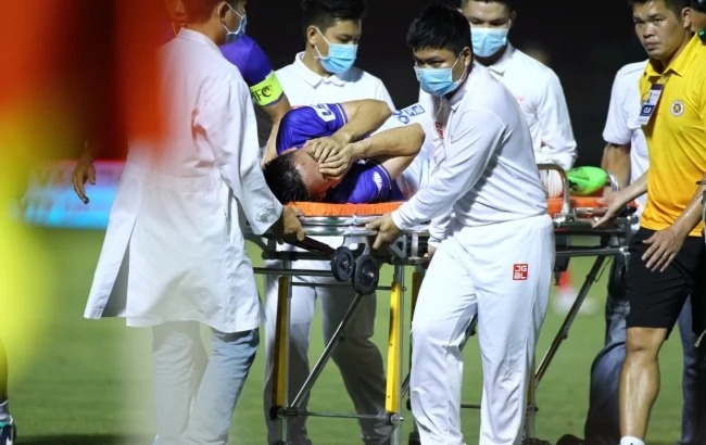 Nhạc sĩ Hồ Hoài Anh nhìn bóng đá Việt Nam với con mắt tiêu cực sau chấn thương của Hùng Dũng 1 Nhạc sĩ Hồ Hoài Anh nhìn bóng đá Việt Nam với con mắt tiêu cực sau chấn thương của Hùng Dũng 1
