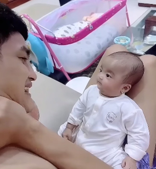 Ái nữ đầu lòng chưa đầy 1 tuổi, Mạc Văn Khoa đã định hướng tương lai bán bún đậu mắm tôm cho con gái 2 Ái nữ đầu lòng chưa đầy 1 tuổi, Mạc Văn Khoa đã định hướng tương lai bán bún đậu mắm tôm cho con gái 2