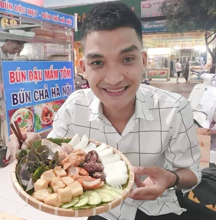 Ái nữ đầu lòng chưa đầy 1 tuổi, Mạc Văn Khoa đã định hướng tương lai bán bún đậu mắm tôm cho con gái 3 Ái nữ đầu lòng chưa đầy 1 tuổi, Mạc Văn Khoa đã định hướng tương lai bán bún đậu mắm tôm cho con gái 3