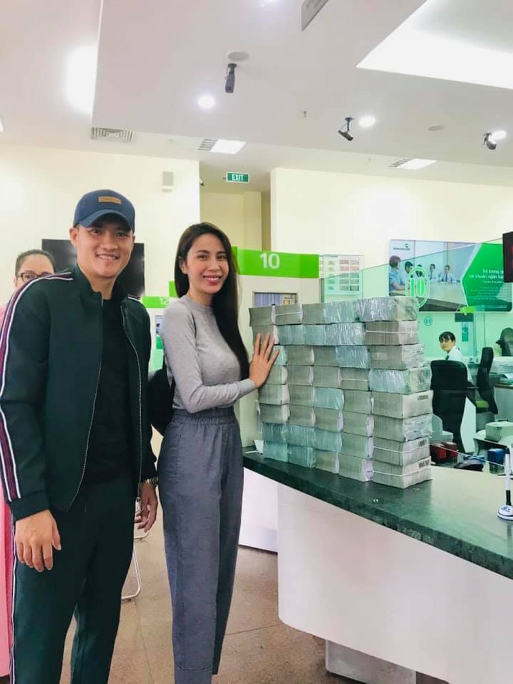 Tin giải trí hot nhất MXH 25/3: Lâm Bảo Châu chiều tình hơn tuổi Lệ Quyên hết mực, Thủy Tiên phản ứng khi bị tung tin ăn chặn tiền từ thiện 3 Tin giải trí hot nhất MXH 25/3: Lâm Bảo Châu chiều tình hơn tuổi Lệ Quyên hết mực, Thủy Tiên phản ứng khi bị tung tin ăn chặn tiền từ thiện 3