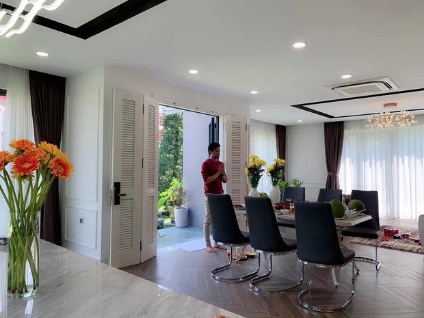 Không gian bên trong căn biệt thự của vợ chồng Quý Bình. Ảnh: FBNV Không gian bên trong căn biệt thự của vợ chồng Quý Bình. Ảnh: FBNV