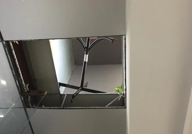 Thủng trần nhà tại chung cư ở Hà Nội khiến 2 người bị thương nặng 2