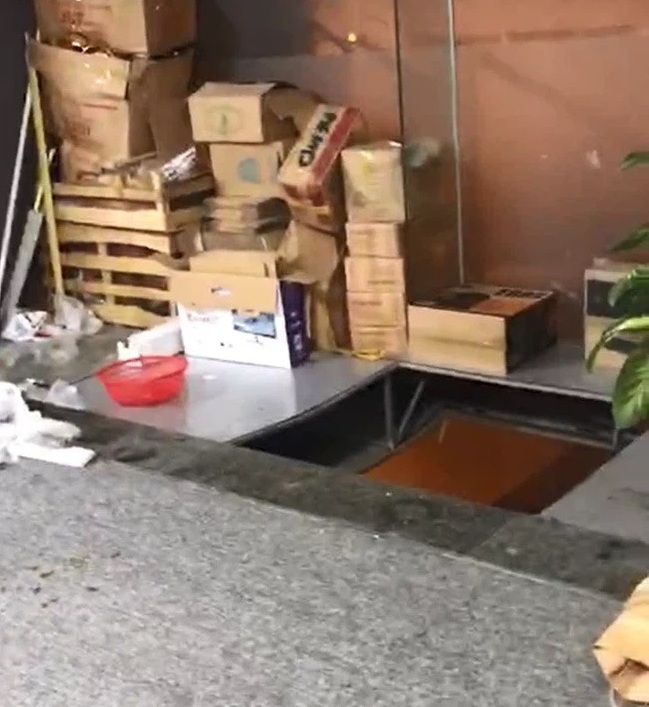Thủng trần nhà tại chung cư ở Hà Nội khiến 2 người bị thương nặng 3 Thủng trần nhà tại chung cư ở Hà Nội khiến 2 người bị thương nặng 3