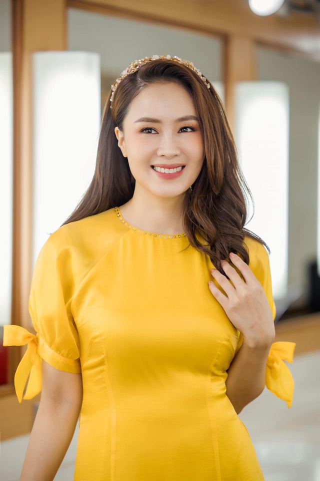 Đi làm căn cước công dân, Hồng Diễm bị 'người qua đường' vạch trần nhan sắc thật ở tuổi 40 - Ảnh 2 Đi làm căn cước công dân, Hồng Diễm bị 'người qua đường' vạch trần nhan sắc thật ở tuổi 40 - Ảnh 2