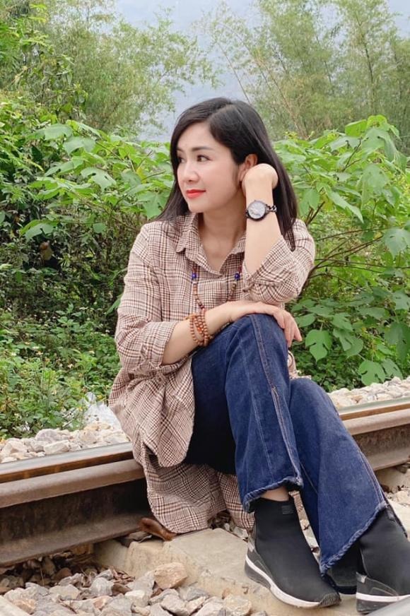 Bà 'Bạch Cúc' Thu Hà tung bộ ảnh trẻ trung hết nấc giữa lúc Hướng dưng ngược nắng đang khuynh đảo màn ảnh Việt - Ảnh 1 Bà 'Bạch Cúc' Thu Hà tung bộ ảnh trẻ trung hết nấc giữa lúc Hướng dưng ngược nắng đang khuynh đảo màn ảnh Việt - Ảnh 1