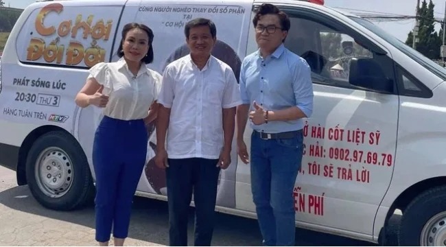 Việt Hương tặng 1,7 tỷ đồng để ông Đoàn Ngọc Hải mua xe cứu thương mới. Ảnh: FBNV Việt Hương tặng 1,7 tỷ đồng để ông Đoàn Ngọc Hải mua xe cứu thương mới. Ảnh: FBNV