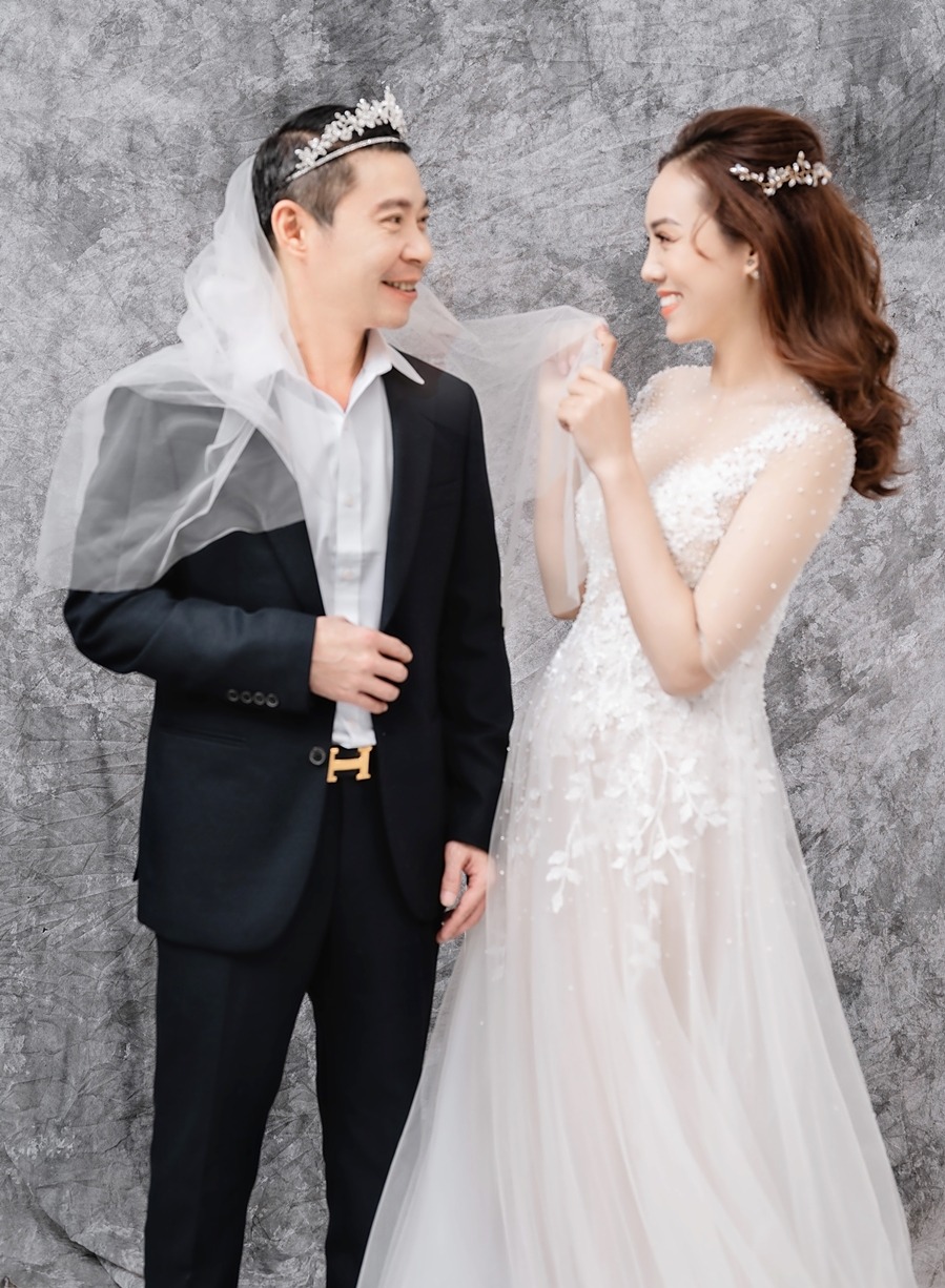 Sau 4 tháng kết hôn, vợ trẻ kém 15 tuổi bất ngờ tuyên bố hủy kết bạn với Công Lý 1 Sau 4 tháng kết hôn, vợ trẻ kém 15 tuổi bất ngờ tuyên bố hủy kết bạn với Công Lý 1