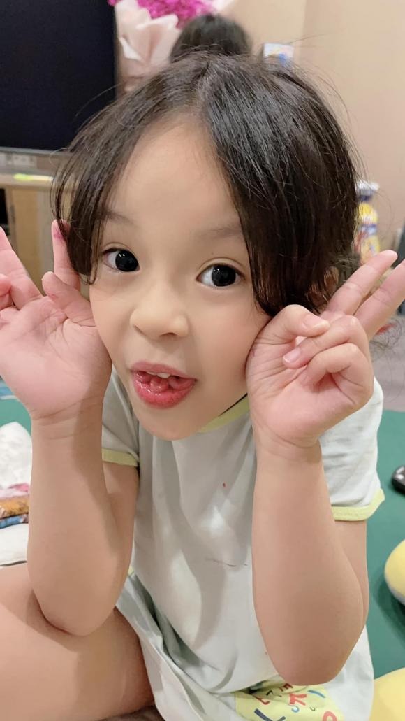 Bà xã nam diễn viên 'Hướng dương ngược nắng' Hồng Đăng khoe khả năng vô cùng đặc biệt của ái nữ 1 Bà xã nam diễn viên 'Hướng dương ngược nắng' Hồng Đăng khoe khả năng vô cùng đặc biệt của ái nữ 1