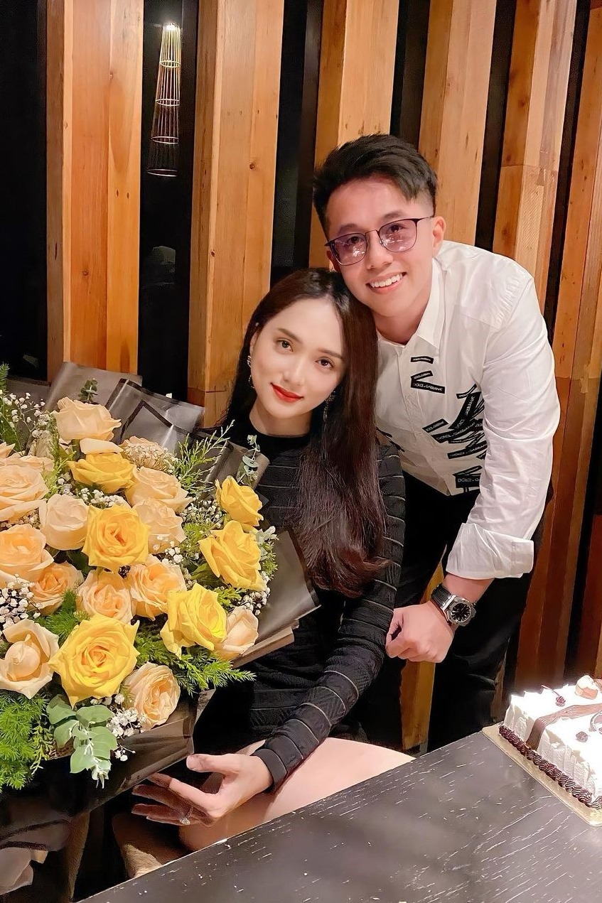 Tin sao Việt hot nhất MXH ngày 7/4: Hương Giang và Matt Liu lộ hint cưới xin trước tin đồn chia tay, vợ hai làm lễ 100 ngày cho Vân Quang Long 2 Tin sao Việt hot nhất MXH ngày 7/4: Hương Giang và Matt Liu lộ hint cưới xin trước tin đồn chia tay, vợ hai làm lễ 100 ngày cho Vân Quang Long 2