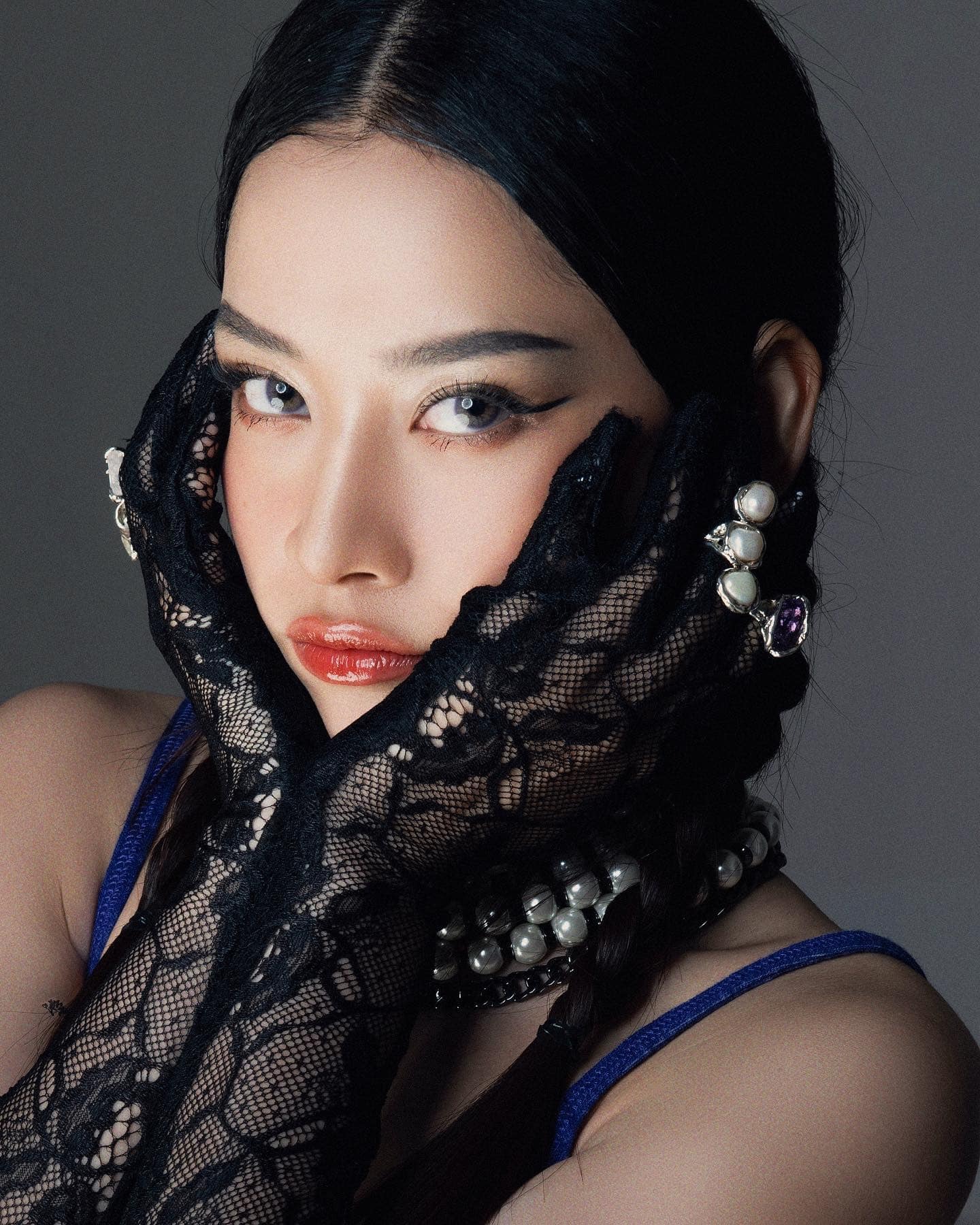 Chi Pu tung bộ ảnh mới, tự xưng danh 'Miss' nhưng lại bị soi ra chi tiết 'thiếu cảm tình' trên cơ thể 2 Chi Pu tung bộ ảnh mới, tự xưng danh 'Miss' nhưng lại bị soi ra chi tiết 'thiếu cảm tình' trên cơ thể 2