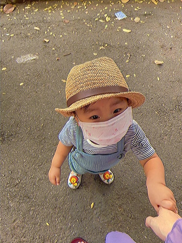 Cậu bé Bo dù chưa được hé lộ diện mạo nhưng cũng dễ dàng nhận thấy vẻ cứng cáp, bụ bẫm của bé. Ảnh: FBNV Cậu bé Bo dù chưa được hé lộ diện mạo nhưng cũng dễ dàng nhận thấy vẻ cứng cáp, bụ bẫm của bé. Ảnh: FBNV