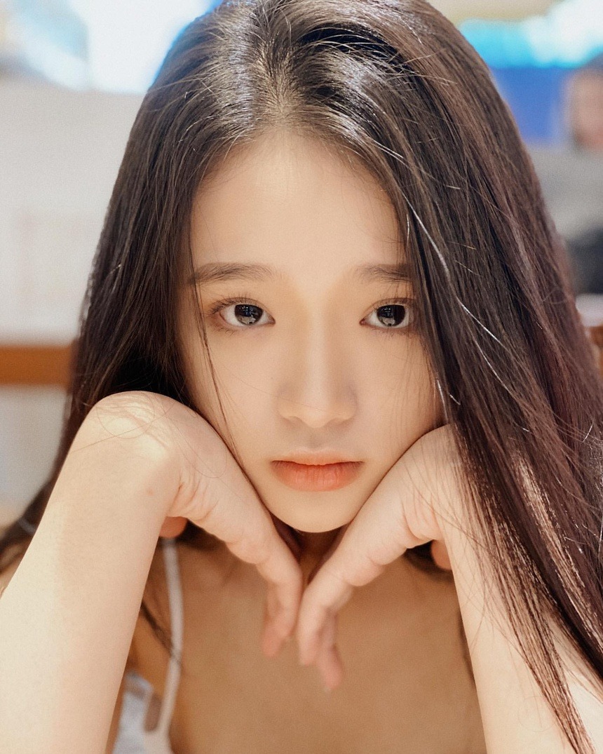 Linh Ka lo lắng vì khả năng 'biến hình' của đôi mắt nhưng thực chất đang khoe dáng nuột trá hình? 1 Linh Ka lo lắng vì khả năng 'biến hình' của đôi mắt nhưng thực chất đang khoe dáng nuột trá hình? 1