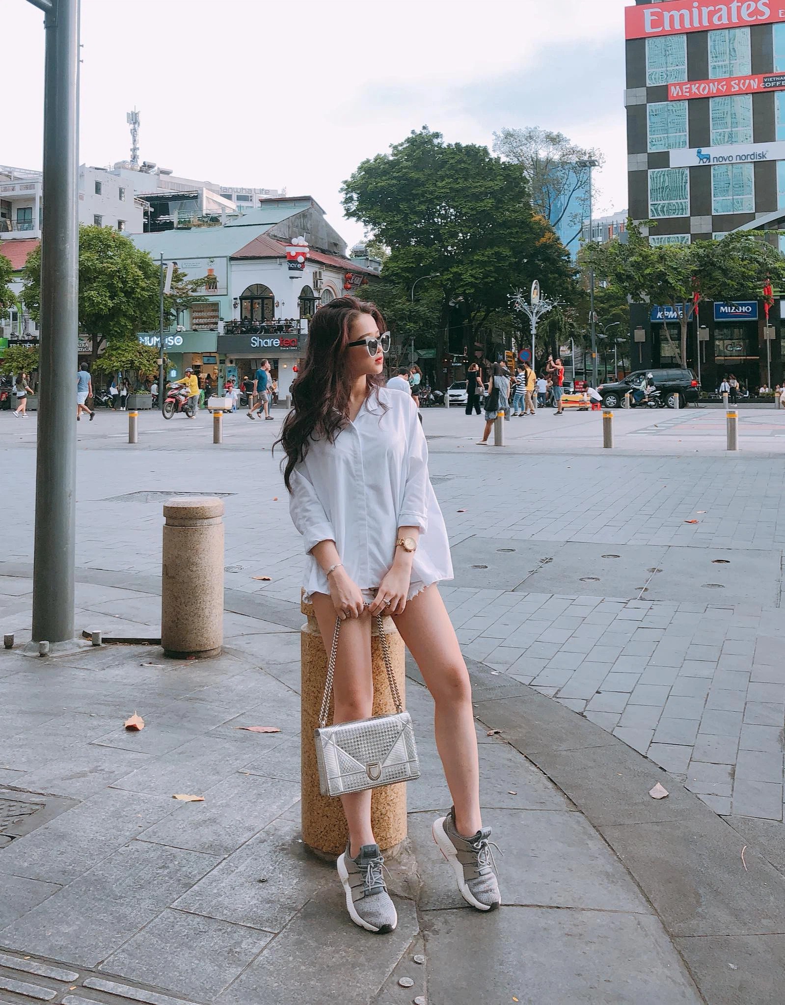 Linh Ka lo lắng vì khả năng 'biến hình' của đôi mắt nhưng thực chất đang khoe dáng nuột trá hình? 5 Linh Ka lo lắng vì khả năng 'biến hình' của đôi mắt nhưng thực chất đang khoe dáng nuột trá hình? 5