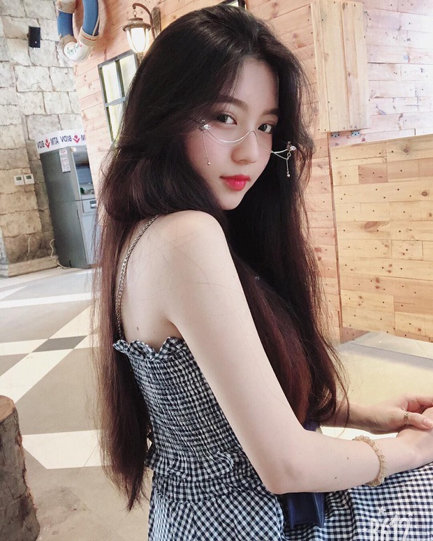 Hot girl Bâu bị Jack 'vạch trần' nhan sắc thật trong MV LAYLALAY, dung nhan trên màn ảnh 'một trời một vực' với hình tự đăng? 8 Hot girl Bâu bị Jack 'vạch trần' nhan sắc thật trong MV LAYLALAY, dung nhan trên màn ảnh 'một trời một vực' với hình tự đăng? 8