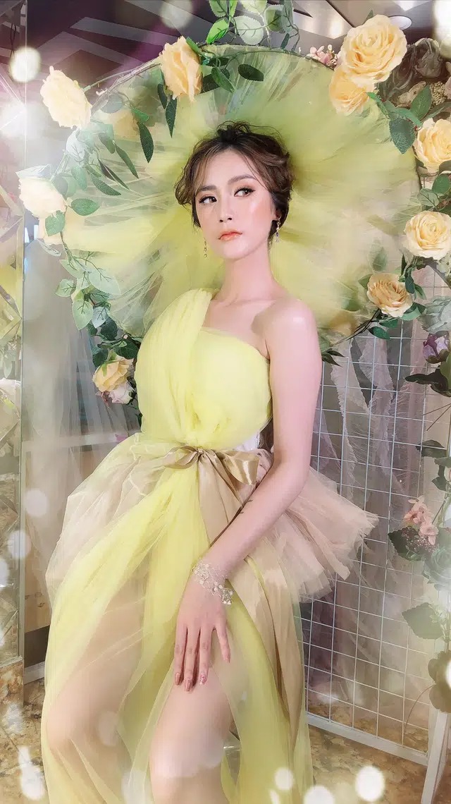 Cận cảnh nhan sắc 'không phải dạng vừa' của nữ streamer vừa buông lời tỏ tình người yêu cũ Linh Ngọc Đàm ngay trên sóng livestream 6 Cận cảnh nhan sắc 'không phải dạng vừa' của nữ streamer vừa buông lời tỏ tình người yêu cũ Linh Ngọc Đàm ngay trên sóng livestream 6