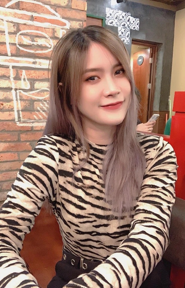 Cận cảnh nhan sắc 'không phải dạng vừa' của nữ streamer vừa buông lời tỏ tình người yêu cũ Linh Ngọc Đàm ngay trên sóng livestream 5 Cận cảnh nhan sắc 'không phải dạng vừa' của nữ streamer vừa buông lời tỏ tình người yêu cũ Linh Ngọc Đàm ngay trên sóng livestream 5