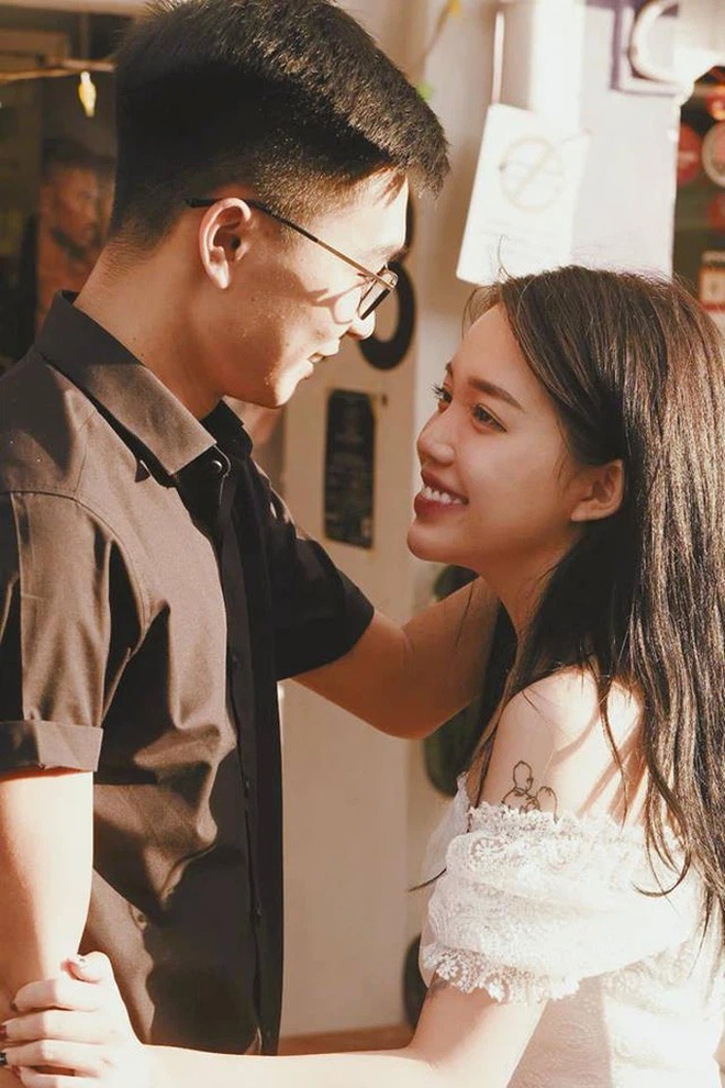 Cận cảnh nhan sắc 'không phải dạng vừa' của nữ streamer vừa buông lời tỏ tình người yêu cũ Linh Ngọc Đàm ngay trên sóng livestream 1 Cận cảnh nhan sắc 'không phải dạng vừa' của nữ streamer vừa buông lời tỏ tình người yêu cũ Linh Ngọc Đàm ngay trên sóng livestream 1