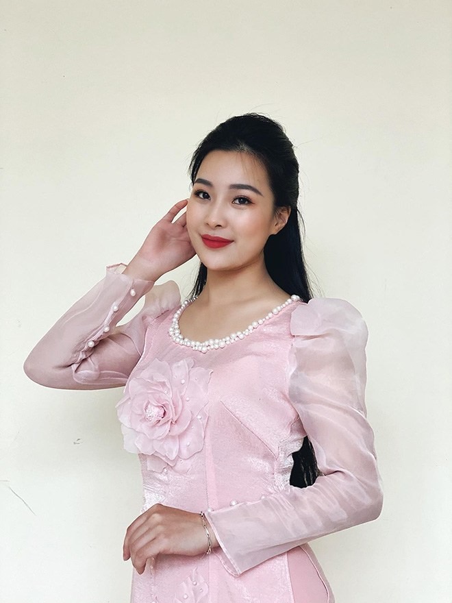 Tìm ra danh tính gái xinh nổi tiếng sau bức ảnh chụp vội khi đi làm CCCD: Hóa ra là người trong giới nghệ thuật 5 Tìm ra danh tính gái xinh nổi tiếng sau bức ảnh chụp vội khi đi làm CCCD: Hóa ra là người trong giới nghệ thuật 5