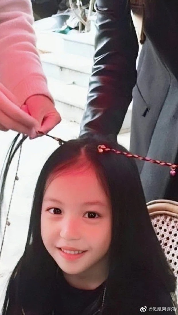 Ngỡ ngàng với nhan sắc ở tuổi 11 của con gái Triệu Vy, tương lai hứa hẹn vượt xa mẹ 2 Ngỡ ngàng với nhan sắc ở tuổi 11 của con gái Triệu Vy, tương lai hứa hẹn vượt xa mẹ 2