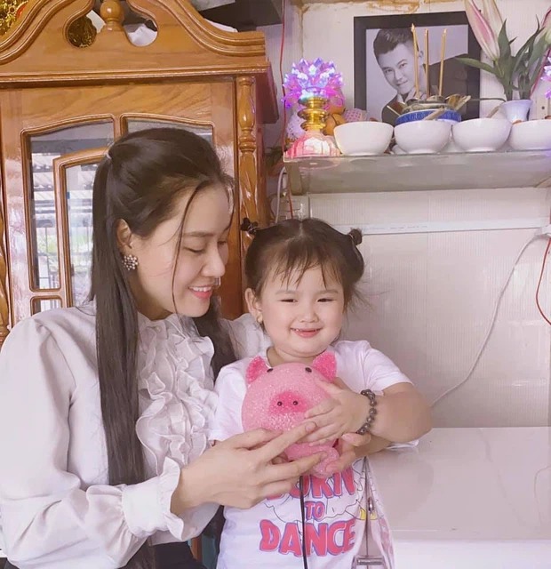 Xúc động khi thấy gương mặt hạnh phúc của con gái Vân Quang Long sau khi nhận được kỷ vật của bố 2