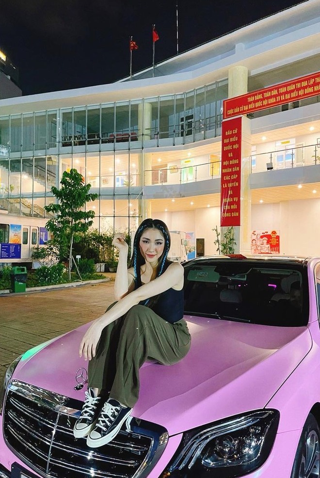 Lên đồ như gái đôi mươi, mẹ bỉm Hòa Minzy tạo dáng với tư thế 'toát ra mùi tiền' 2 Lên đồ như gái đôi mươi, mẹ bỉm Hòa Minzy tạo dáng với tư thế 'toát ra mùi tiền' 2