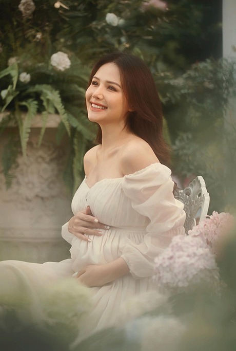 Bà bầu Phanh Lee bụng to 'vượt mặt' vẫn khiến dân tình trầm trồ từ nhan sắc cho đến vóc dáng 1 Bà bầu Phanh Lee bụng to 'vượt mặt' vẫn khiến dân tình trầm trồ từ nhan sắc cho đến vóc dáng 1