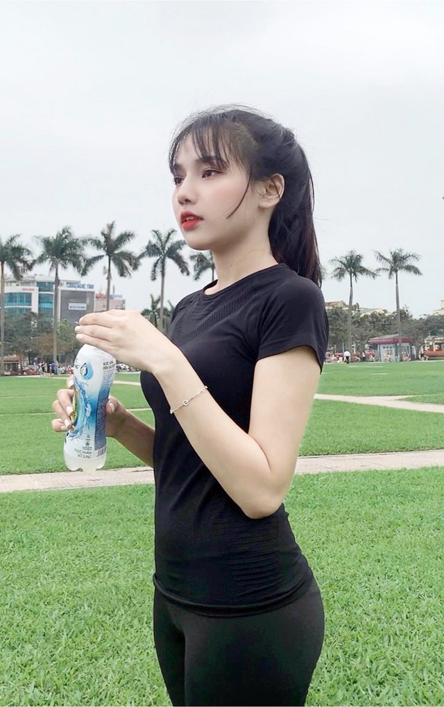 Nữ sinh khoa Triết giải khát giữa đường chạy nổi khắp MXH bởi visual tựa tiên nữ 3 Nữ sinh khoa Triết giải khát giữa đường chạy nổi khắp MXH bởi visual tựa tiên nữ 3