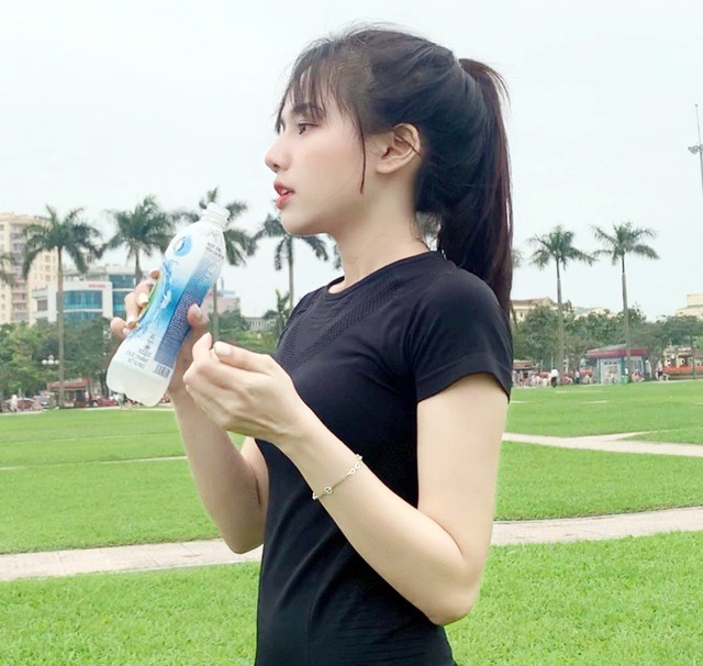 Nữ sinh khoa Triết giải khát giữa đường chạy nổi khắp MXH bởi visual tựa tiên nữ 1 Nữ sinh khoa Triết giải khát giữa đường chạy nổi khắp MXH bởi visual tựa tiên nữ 1