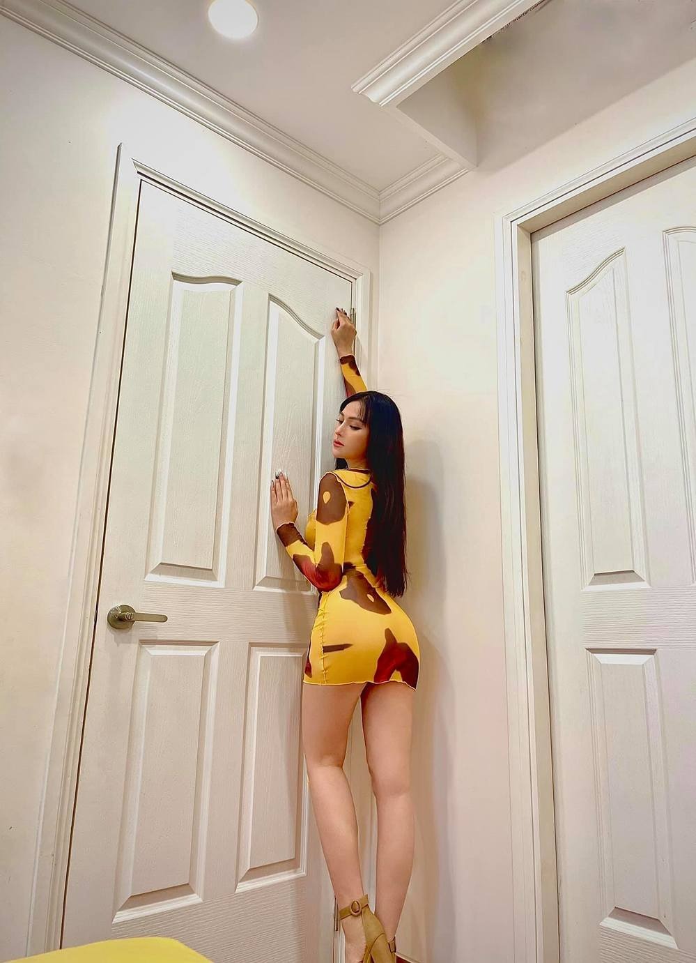 Thu Thủy chạm ngưỡng tuổi 40 vẫn tự tin lên đồ như hot girl, ngỡ ngàng nhất là đường cong chữ S khiến dân tình mê mẩn 3 Thu Thủy chạm ngưỡng tuổi 40 vẫn tự tin lên đồ như hot girl, ngỡ ngàng nhất là đường cong chữ S khiến dân tình mê mẩn 3