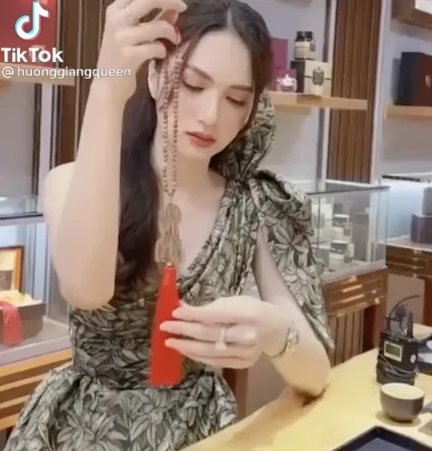 Tin sao Việt hot nhất MXH 17/4: Ngọc Trinh tiết lộ chi phí tiền tỷ để gia nhập hội bạn thân, Hương Giang lộ diện giữa nghi vấn chia tay Matt Liu 2 Tin sao Việt hot nhất MXH 17/4: Ngọc Trinh tiết lộ chi phí tiền tỷ để gia nhập hội bạn thân, Hương Giang lộ diện giữa nghi vấn chia tay Matt Liu 2