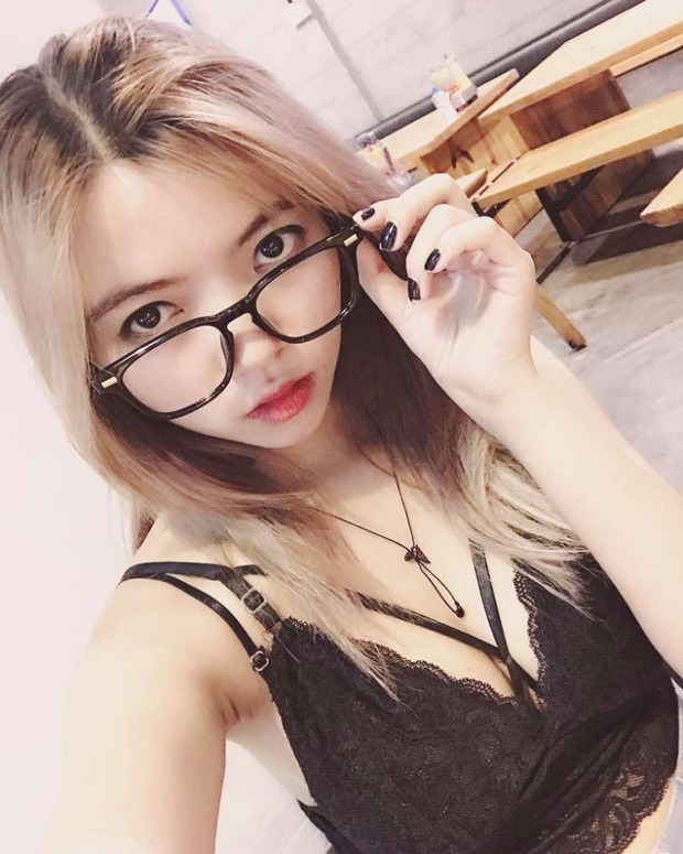 Nữ streamer từng có người yêu cũ qua đêm với Misthy đăng ảnh trong xế sang Porsche, khẳng định mình không ế! 1 Nữ streamer từng có người yêu cũ qua đêm với Misthy đăng ảnh trong xế sang Porsche, khẳng định mình không ế! 1
