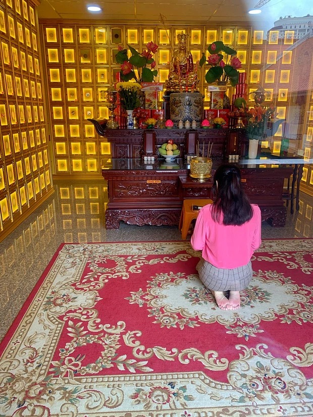 Lần hiếm hoi Lý Nhã Kỳ để lộ sự đau buồn, gục khóc bên di ảnh người em thân thiết quá cố 1 Lần hiếm hoi Lý Nhã Kỳ để lộ sự đau buồn, gục khóc bên di ảnh người em thân thiết quá cố 1