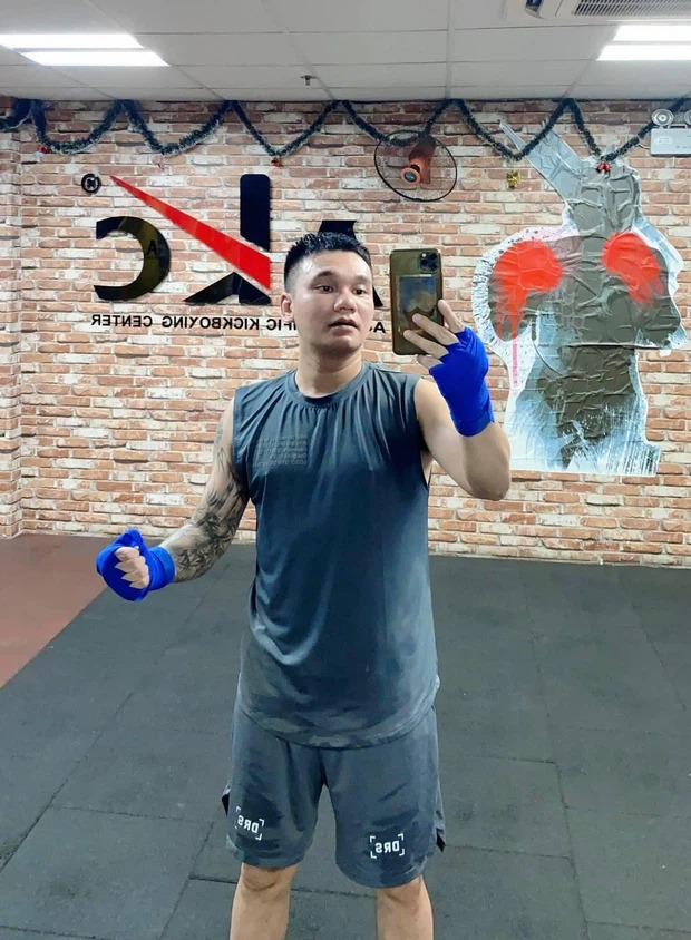 Khắc Việt gặp chấn thương nặng trong quá trình luyện tập thể thao, mọi lịch trình diễn show sắp tới đều hủy bỏ 3 Khắc Việt gặp chấn thương nặng trong quá trình luyện tập thể thao, mọi lịch trình diễn show sắp tới đều hủy bỏ 3