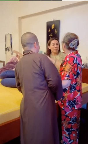 Sang tận nhà hỏi cưới Hoài Linh, Phi Nhung ra về trong nước mắt 1 Sang tận nhà hỏi cưới Hoài Linh, Phi Nhung ra về trong nước mắt 1