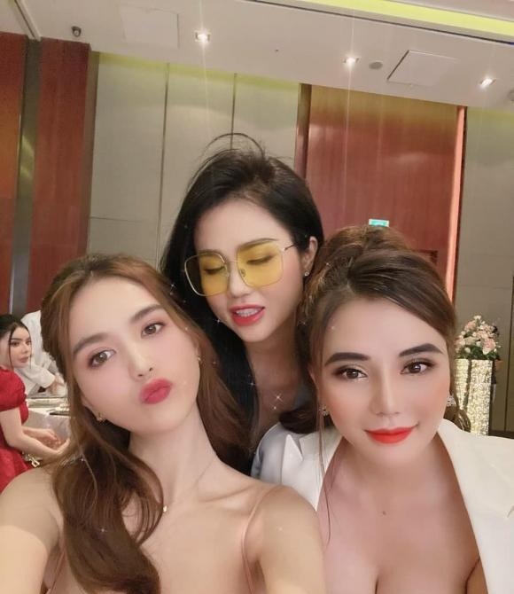 Mon 2k đăng ảnh bên chị em Ngọc Trinh và thể hiện tình cảm dành cho Mon 2k đăng ảnh bên chị em Ngọc Trinh và thể hiện tình cảm dành cho