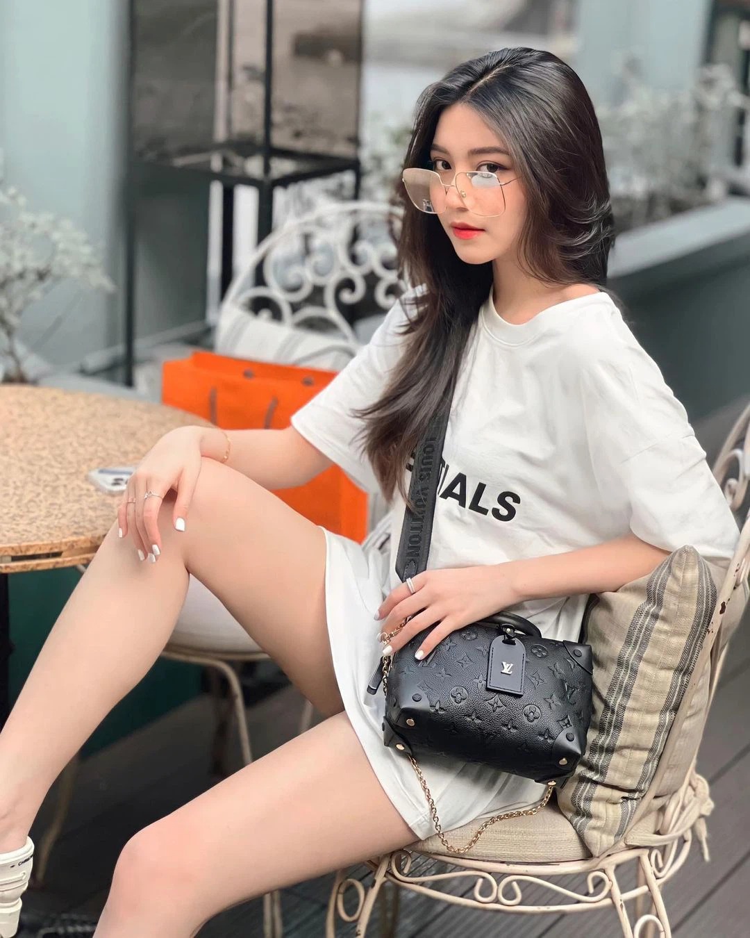 Giây phút 'cắn rứt lương tâm' của hot girl Bâu chỉ vì hành động 'lầm lỗi' của bản thân 4 Giây phút 'cắn rứt lương tâm' của hot girl Bâu chỉ vì hành động 'lầm lỗi' của bản thân 4