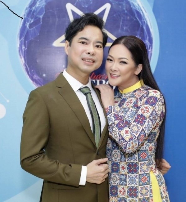 Tình tin đồn của Ngọc Sơn U50 mà hóa thiếu nữ đôi mươi khiến dân tình không tin nổi vào mắt mình 5 Tình tin đồn của Ngọc Sơn U50 mà hóa thiếu nữ đôi mươi khiến dân tình không tin nổi vào mắt mình 5