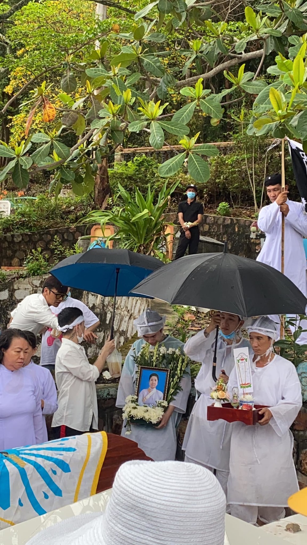 Lộ hình ảnh Ninh Dương Lan Ngọc 'dòng lệ tuôn trào' trong đáng tang mẹ Chi Dân, nghi vấn quan hệ tình cảm của 2 người lại dấy lên 1 Lộ hình ảnh Ninh Dương Lan Ngọc 'dòng lệ tuôn trào' trong đáng tang mẹ Chi Dân, nghi vấn quan hệ tình cảm của 2 người lại dấy lên 1