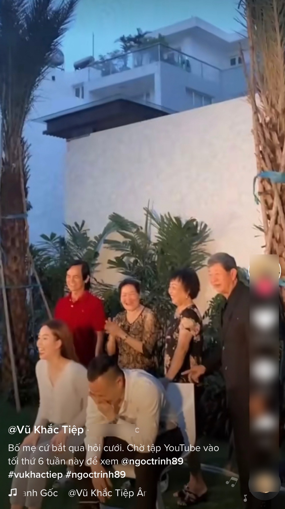 Xôn xao khoảnh khắc gia đình Vũ Khắc Tiệp đến hỏi cưới Ngọc Trinh, 2 bên thông gia niềm nở nhận 'dâu', 'rể' 3 Xôn xao khoảnh khắc gia đình Vũ Khắc Tiệp đến hỏi cưới Ngọc Trinh, 2 bên thông gia niềm nở nhận 'dâu', 'rể' 3