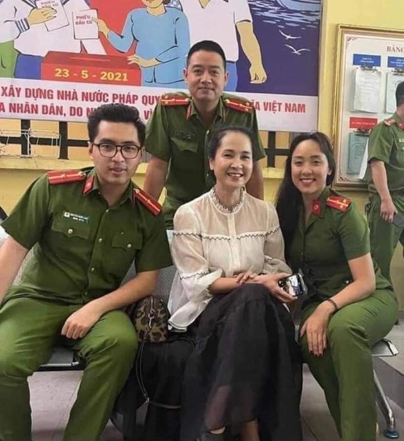 Mẹ chồng 'gắt' nhất màn ảnh Việt đi làm CCCD được dân tình tấm tắc ngợi khen vì quá trẻ và thân thiện 3 Mẹ chồng 'gắt' nhất màn ảnh Việt đi làm CCCD được dân tình tấm tắc ngợi khen vì quá trẻ và thân thiện 3