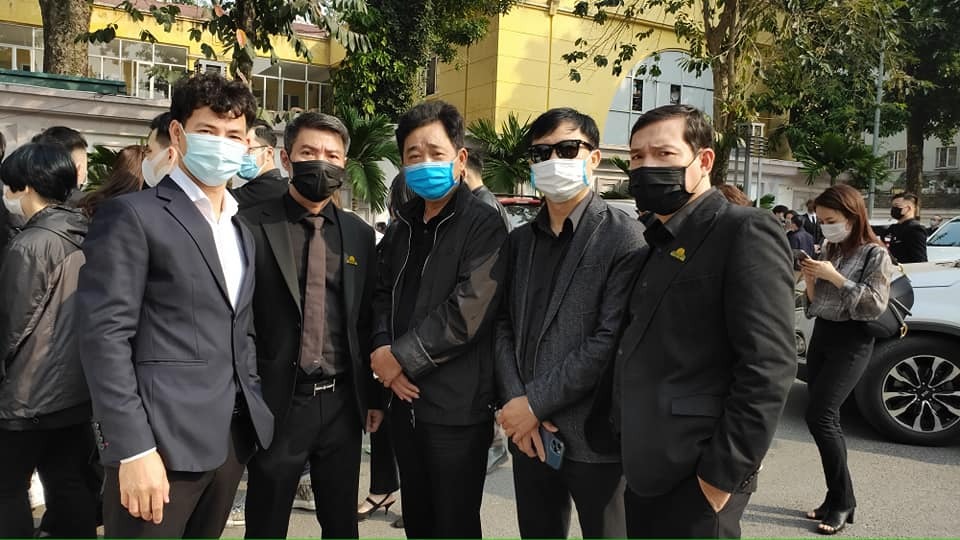 Đăng ảnh bên dàn soái ca áo đen của Táo Quân, Xuân Bắc kêu gọi phòng dịch dịp nghỉ lễ 1 Đăng ảnh bên dàn soái ca áo đen của Táo Quân, Xuân Bắc kêu gọi phòng dịch dịp nghỉ lễ 1