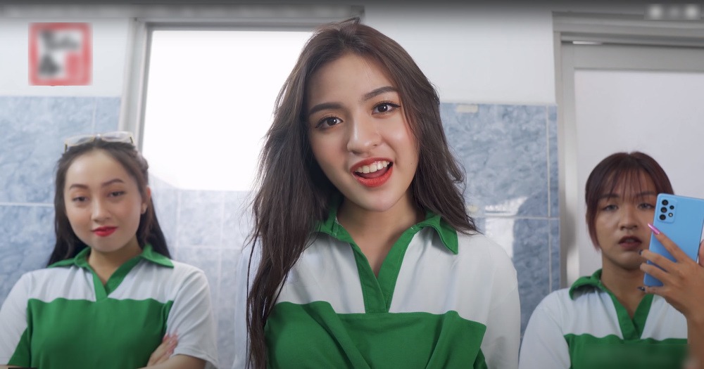 Hot girl 'trứng rán' lộ ngấn mỡ bụng mặc dù được khen ngợi về nhan sắc với lần 2 tái xuất màn ảnh 4 Hot girl 'trứng rán' lộ ngấn mỡ bụng mặc dù được khen ngợi về nhan sắc với lần 2 tái xuất màn ảnh 4