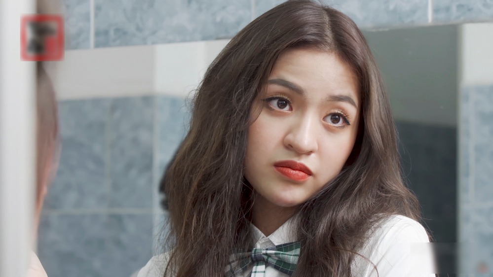 Hot girl 'trứng rán' lộ ngấn mỡ bụng mặc dù được khen ngợi về nhan sắc với lần 2 tái xuất màn ảnh 3 Hot girl 'trứng rán' lộ ngấn mỡ bụng mặc dù được khen ngợi về nhan sắc với lần 2 tái xuất màn ảnh 3