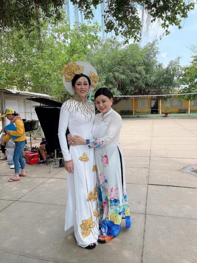 Tin sao Việt hot 28/4: Nathan Lee cho Hương Tràm 'lên sóng', Hoài Linh xinh đẹp như gái đôi mươi 2 Tin sao Việt hot 28/4: Nathan Lee cho Hương Tràm 'lên sóng', Hoài Linh xinh đẹp như gái đôi mươi 2