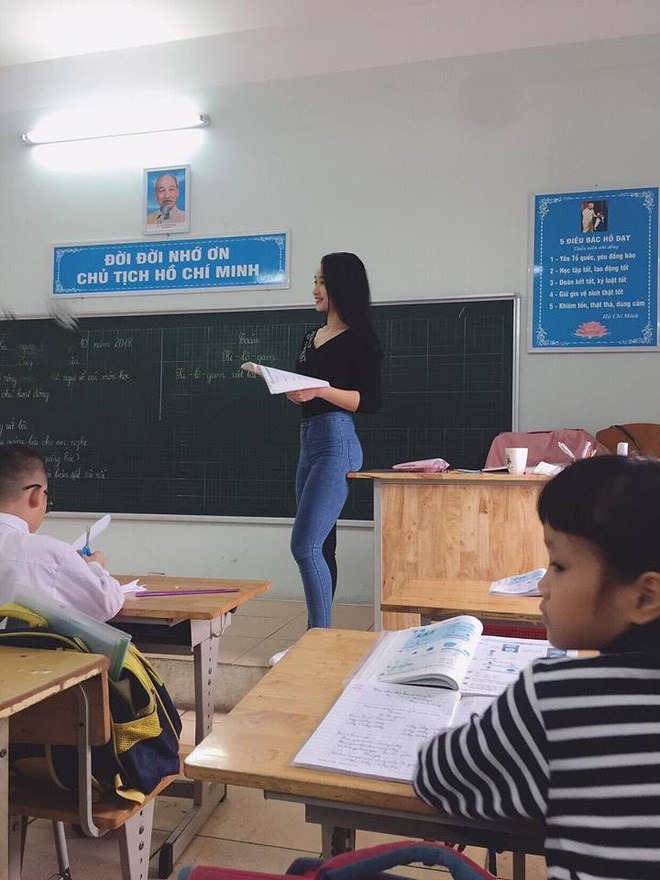 Cô giáo Tiểu học gây thương nhớ khi đi làm CCCD: Từng là hoa khôi, ảnh sắc vóc ngoài đời đầy mướt mắt 3 Cô giáo Tiểu học gây thương nhớ khi đi làm CCCD: Từng là hoa khôi, ảnh sắc vóc ngoài đời đầy mướt mắt 3