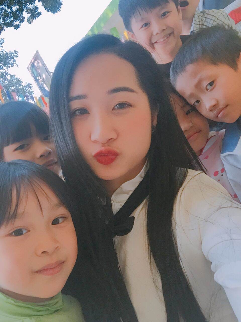 Cô giáo Tiểu học gây thương nhớ khi đi làm CCCD: Từng là hoa khôi, ảnh sắc vóc ngoài đời đầy mướt mắt 5 Cô giáo Tiểu học gây thương nhớ khi đi làm CCCD: Từng là hoa khôi, ảnh sắc vóc ngoài đời đầy mướt mắt 5