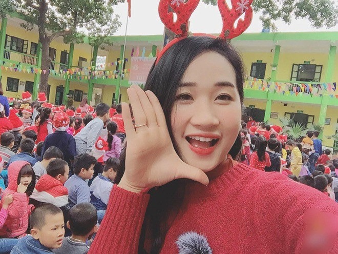 Cô giáo Tiểu học gây thương nhớ khi đi làm CCCD: Từng là hoa khôi, ảnh sắc vóc ngoài đời đầy mướt mắt 4 Cô giáo Tiểu học gây thương nhớ khi đi làm CCCD: Từng là hoa khôi, ảnh sắc vóc ngoài đời đầy mướt mắt 4