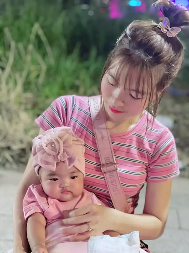 Con gái Mạc Văn Khoa lại thêm một 'rổ meme' với biểu cảm như 'mất sổ gạo' 3 Con gái Mạc Văn Khoa lại thêm một 'rổ meme' với biểu cảm như 'mất sổ gạo' 3