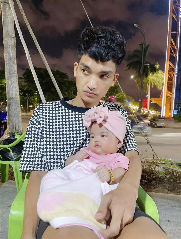 Con gái Mạc Văn Khoa lại thêm một 'rổ meme' với biểu cảm như 'mất sổ gạo' 2 Con gái Mạc Văn Khoa lại thêm một 'rổ meme' với biểu cảm như 'mất sổ gạo' 2